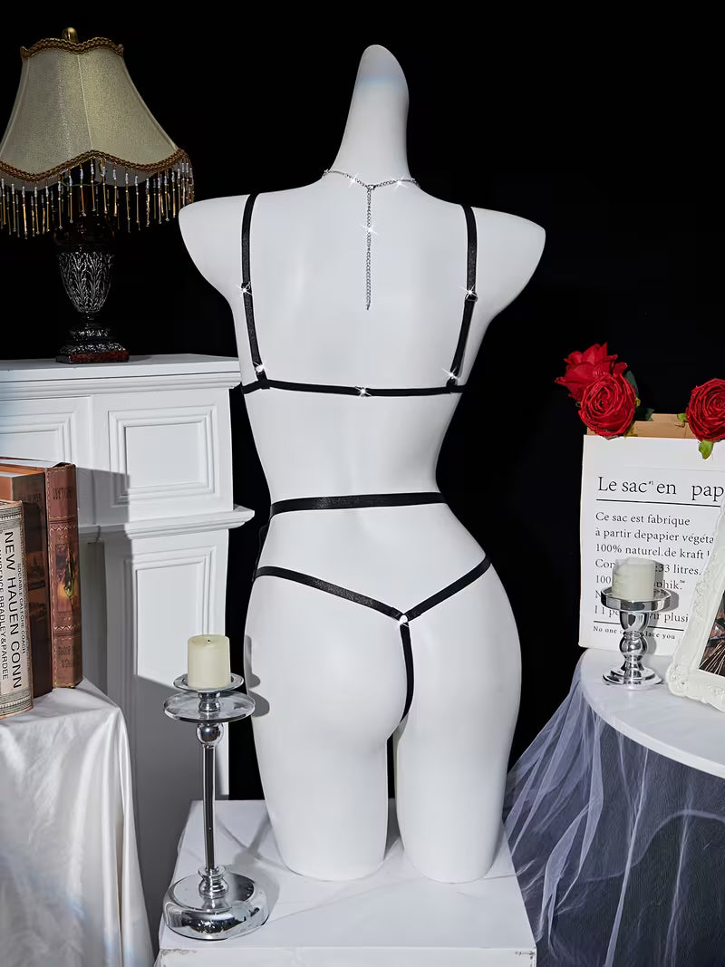 Ensemble Lingerie Noir Brillant à Lanières – Élégance & Séduction