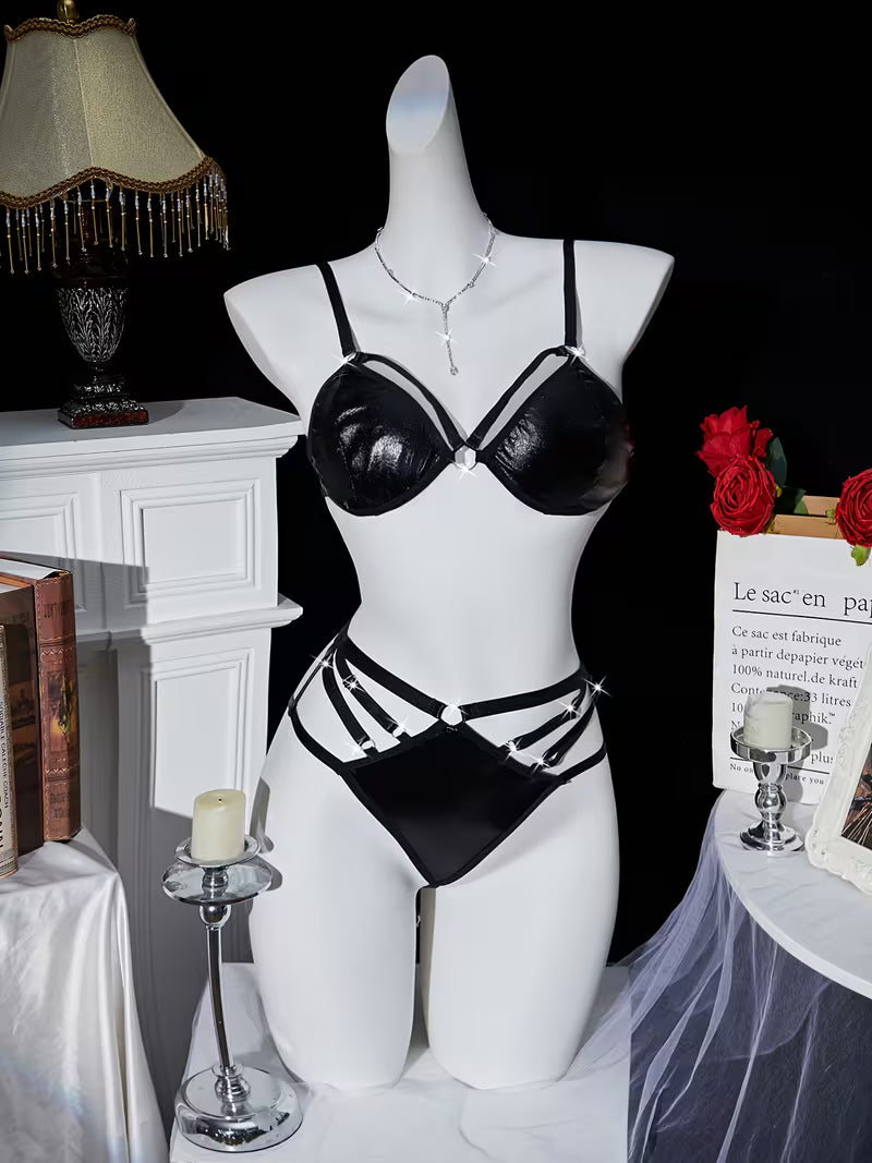 Ensemble Lingerie Noir Brillant à Lanières – Élégance & Séduction